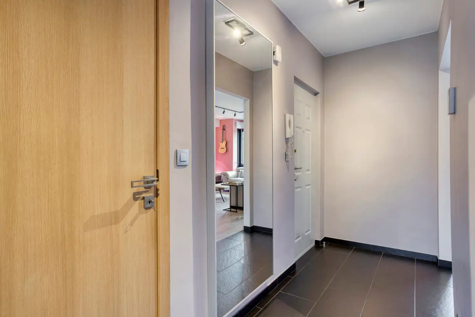 Perfect instapklaar 2-slaapkamerappartement met garage  foto 2