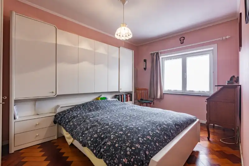 Te moderniseren woning  met 3 slaapkamers, bureau, garage en grote tuin (totale grondoppervlakte 308m²). foto 9