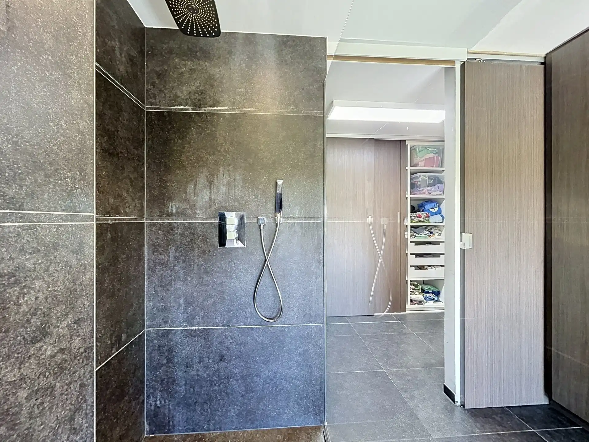 Ruime (264m²) strakke woning met vier slaapkamers en garage op perceel van 693m². foto 13