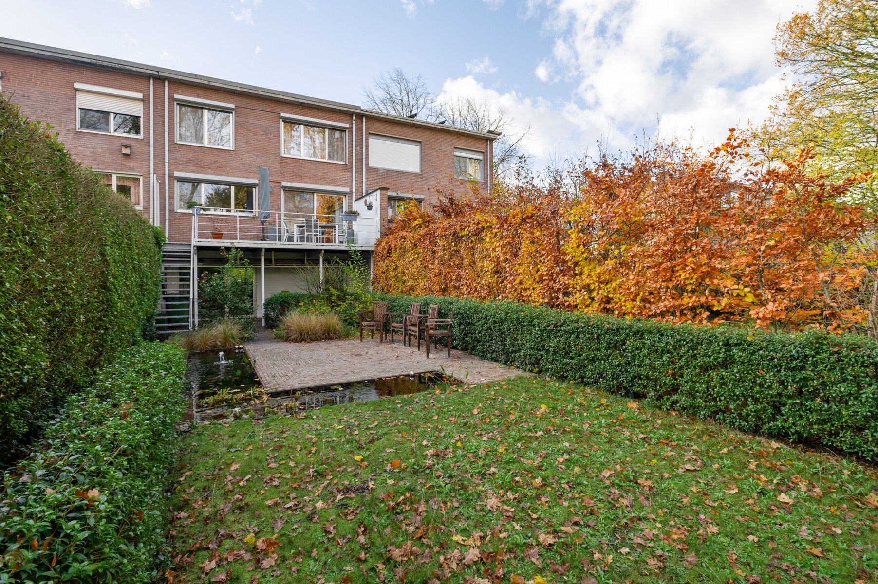 Ruime gezinswoning met 4 slaapkamers, terras en gezellige tuin in een rustige buurt foto 5