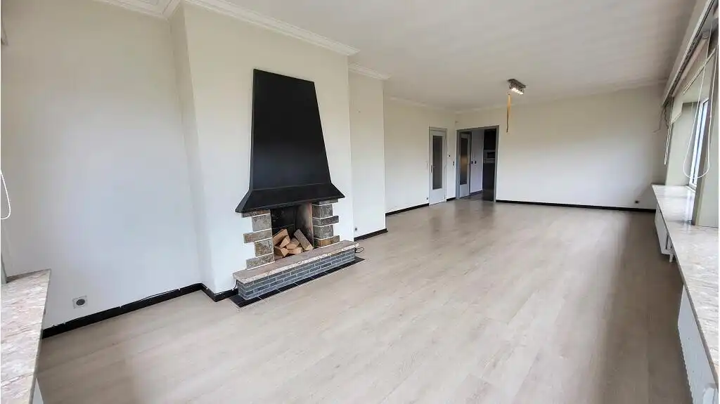 Ruim 2-slaapkamerappartement + Autostandplaats te koop in Assebroek Brugge foto 2