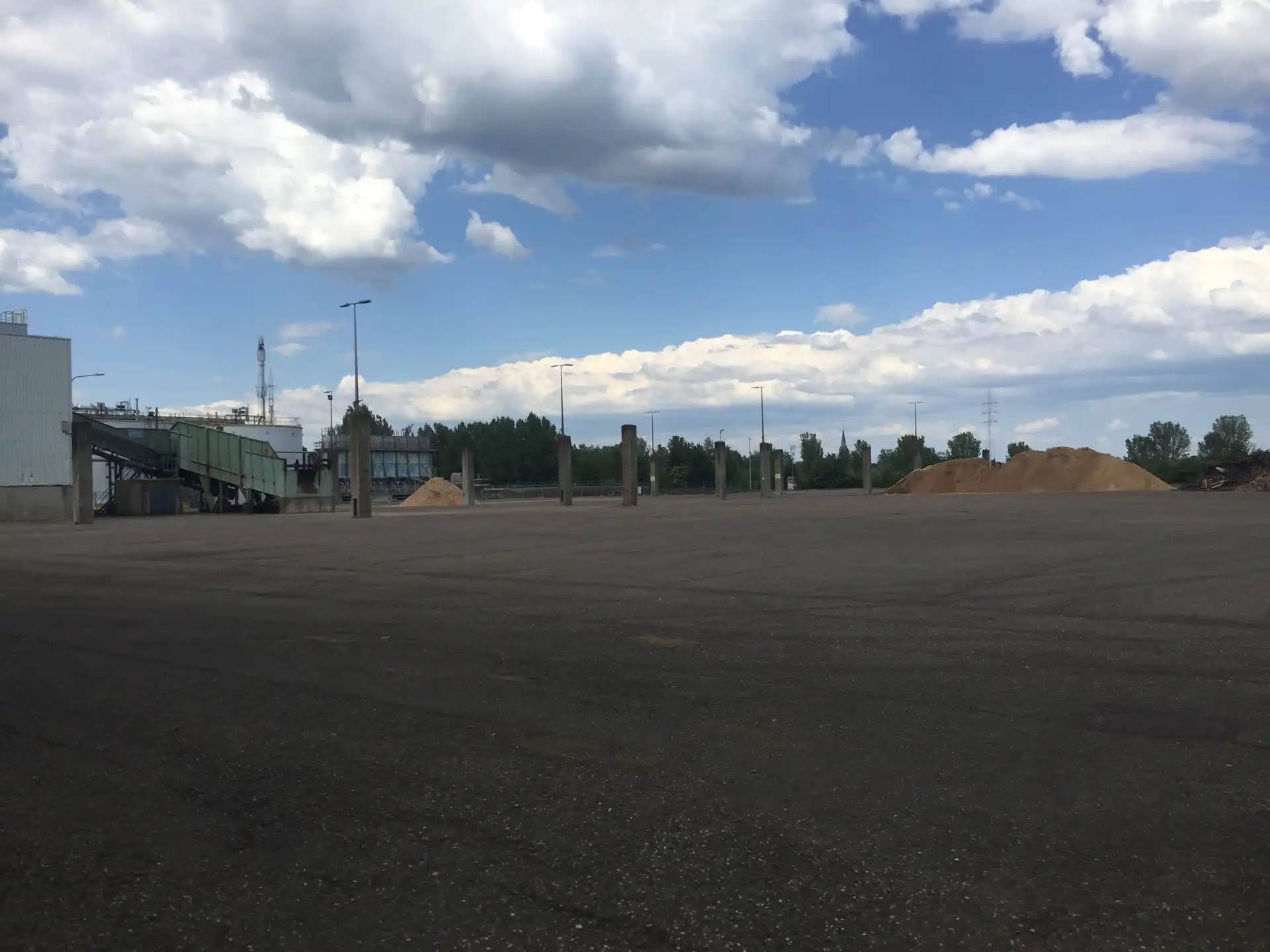 Magazijn 4.236m²+ 8 loskades  en verharde terreinen te huur. foto 7