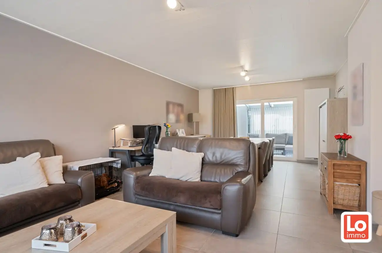 VERKOCHT!! Instapklare halfopen woning met afzonderlijke garage (incl. laadunit) in het hart van Lochristi! foto 3