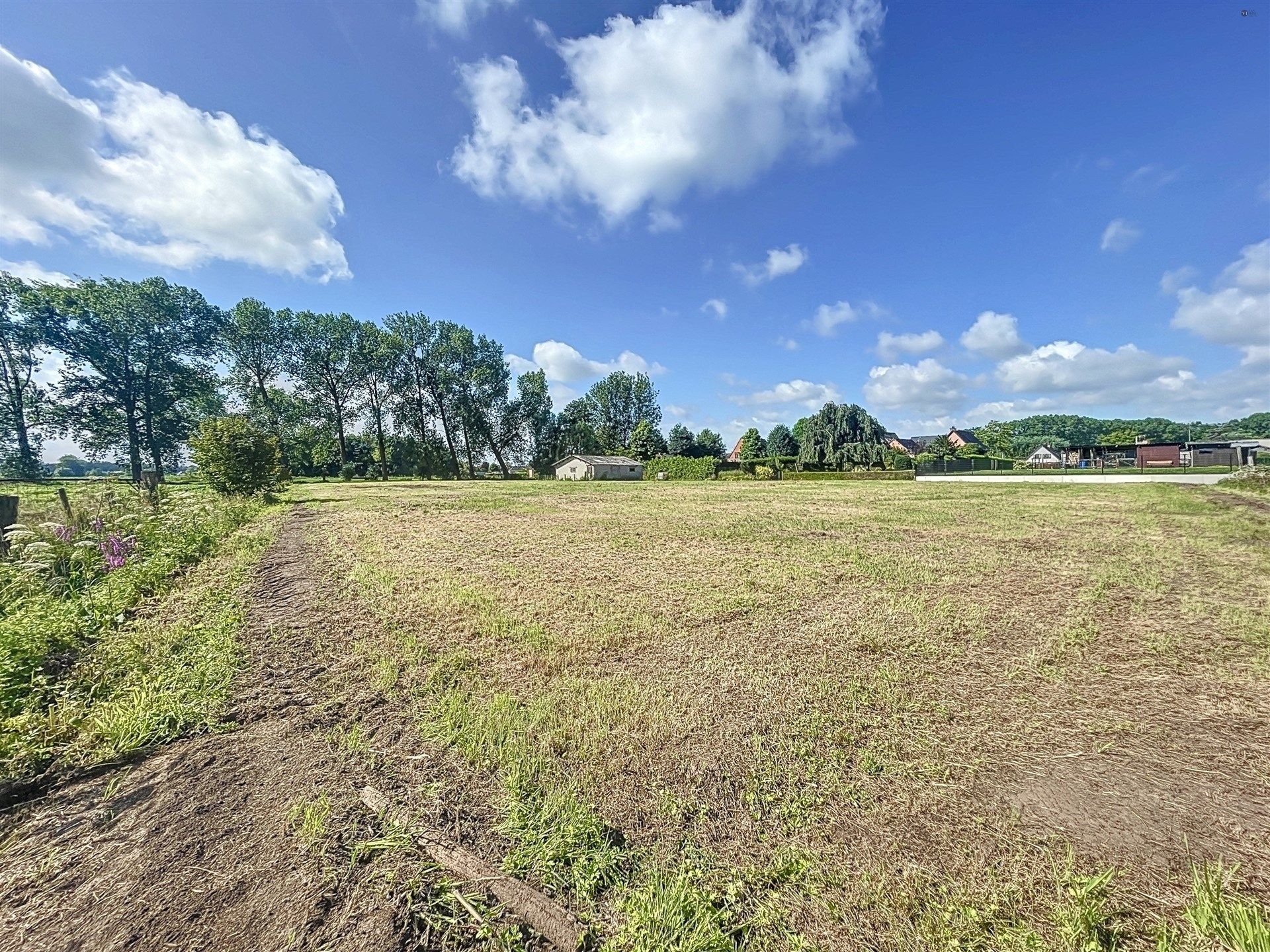 Charmante open bebouwing met 3 slaapkamers en grote garage/ werkplaats op perceel van 1.186m² foto 27