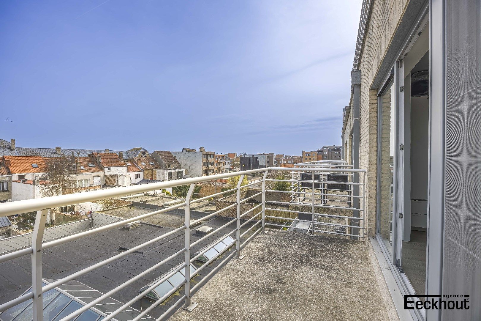 Verzorgd en modern appartement met zonnig terras foto 11