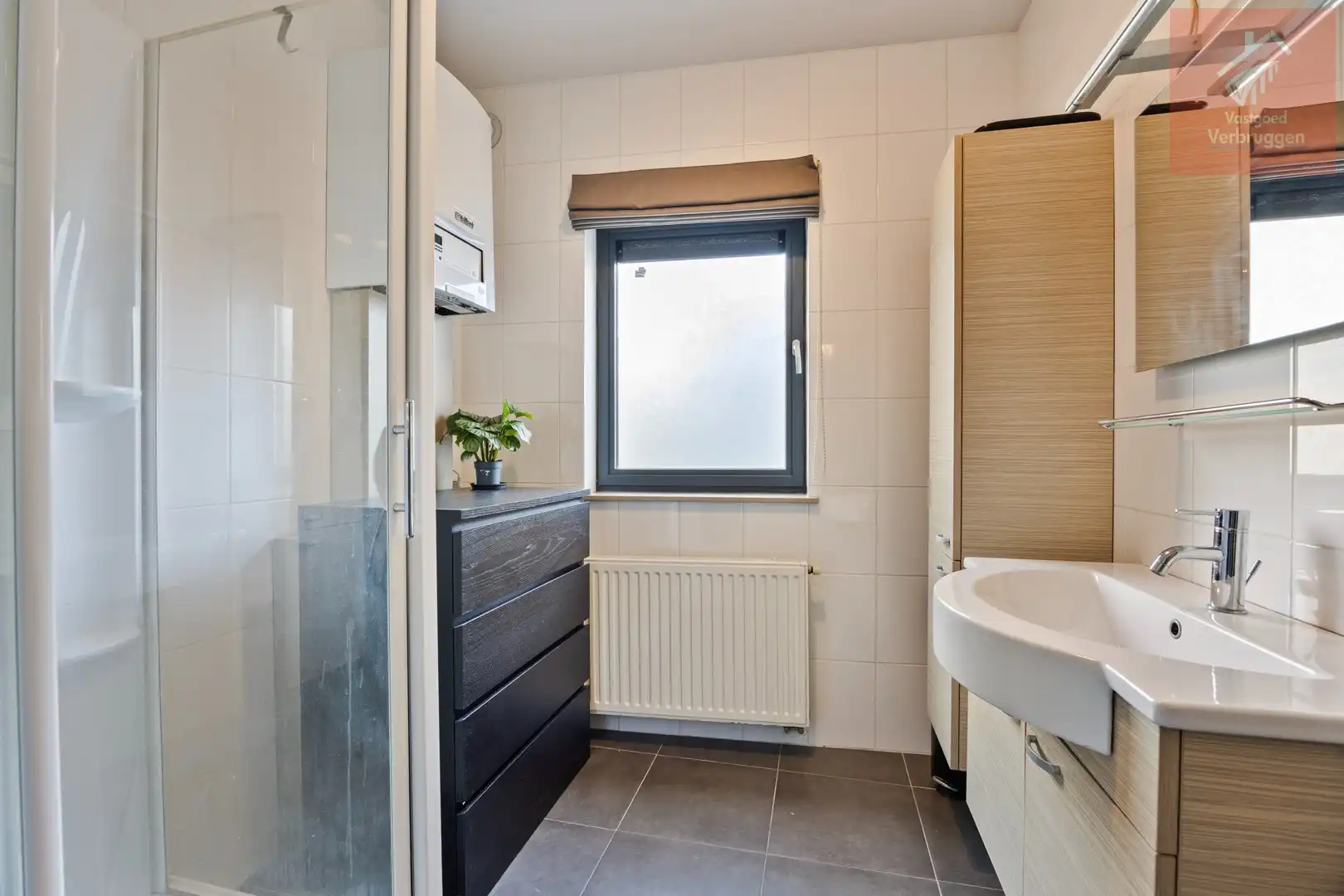 Modern instapklaar gelijkvloers appartement met 2 slpk, terrassen en autostaanplaats foto 12