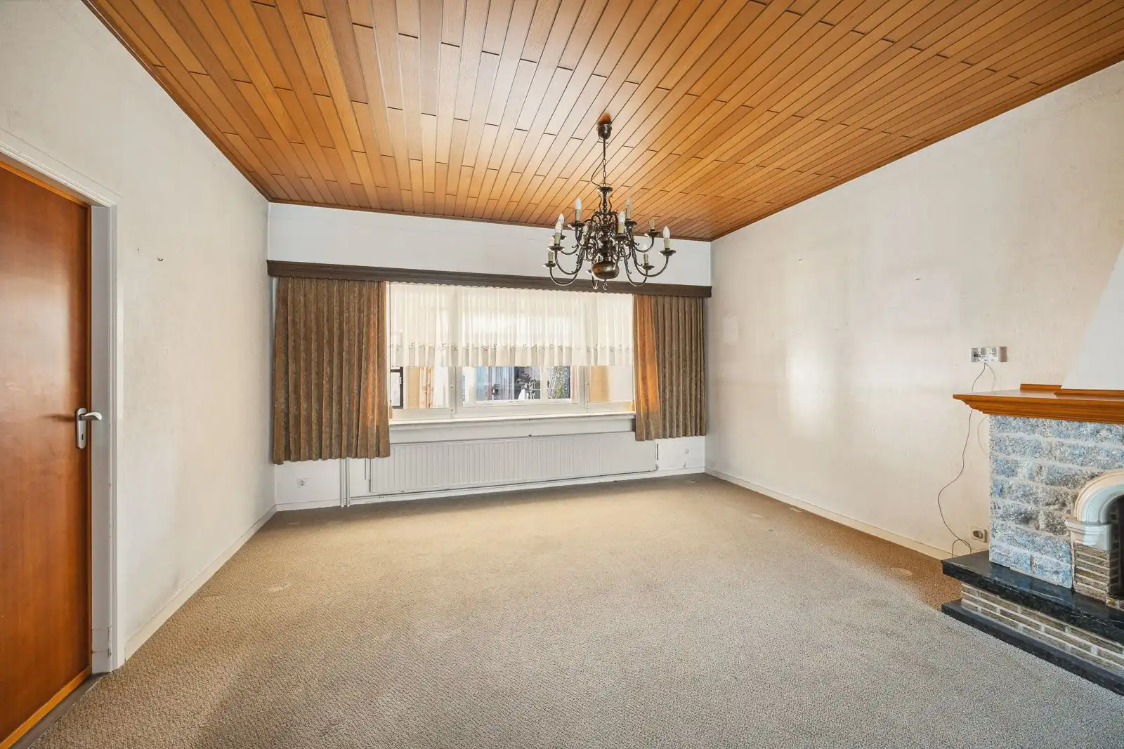 Ruime woning met renovatiepotentieel, garage en zuid tuin in Putte-Kapellen. foto 7