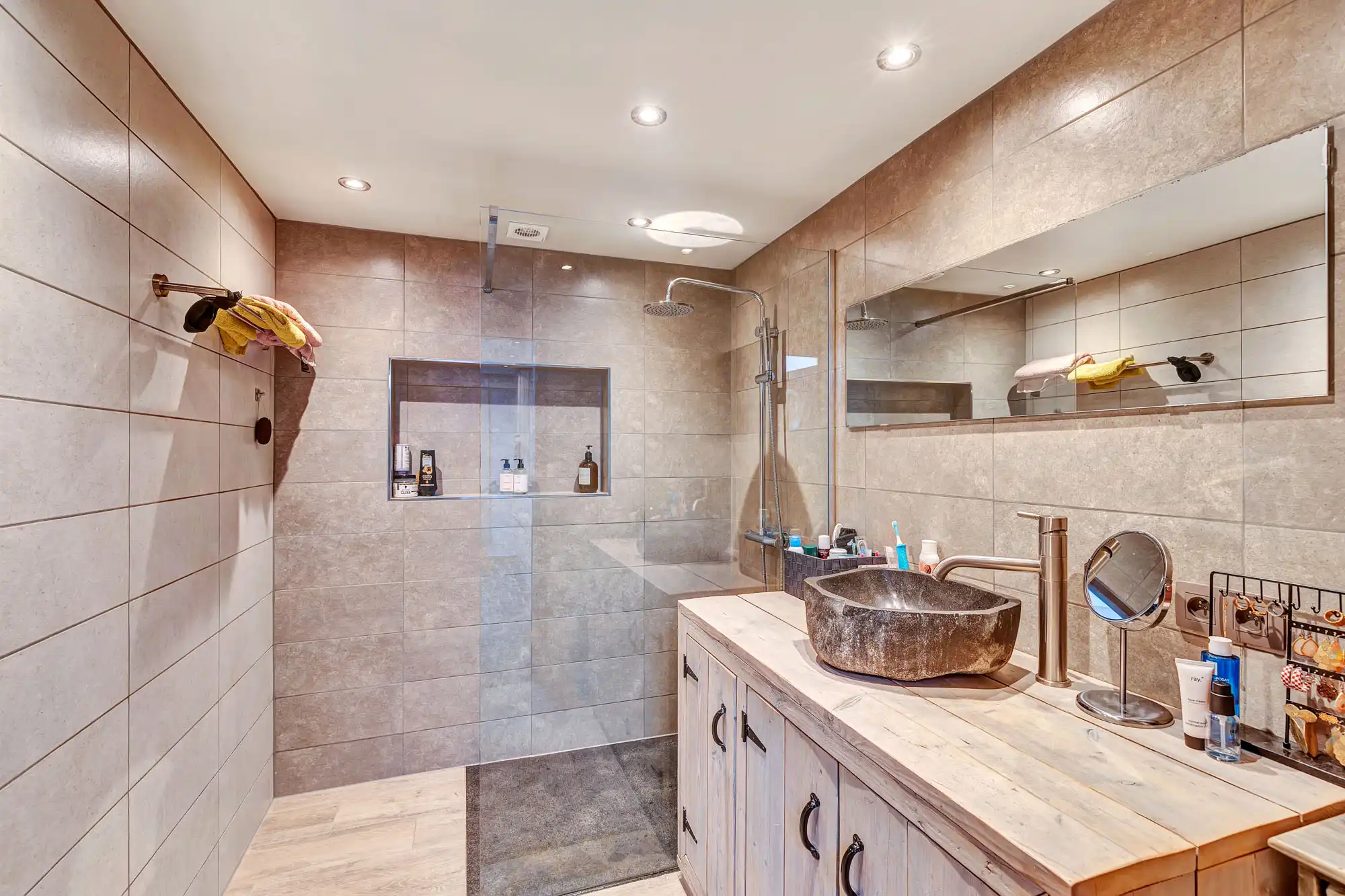 Instapklare gezinswoning met achteruitweg en garage foto 7