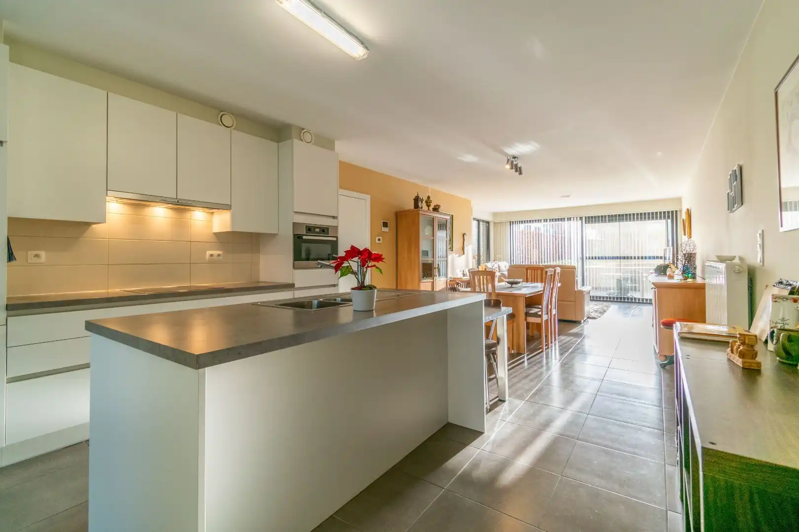 INSTAPKLAAR APPARTEMENT MET 3 SLAAPKAMERS + TUIN! foto 7