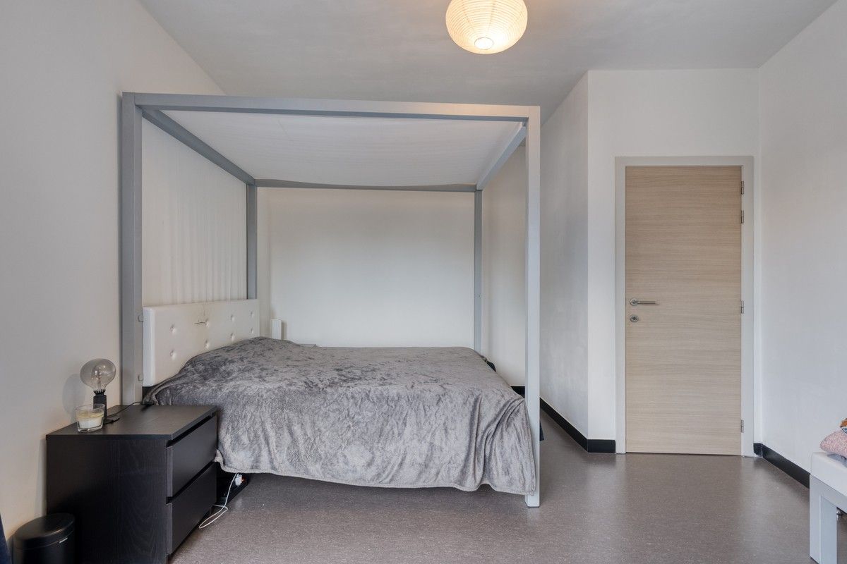 Sterk visueel gelegen kantoorgebouw met 3 standplaatsen en groot bovenliggend appartement met 6% bruto rendement. foto 22