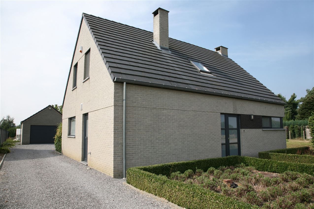 Moderne ruime woning met grote tuin foto 5