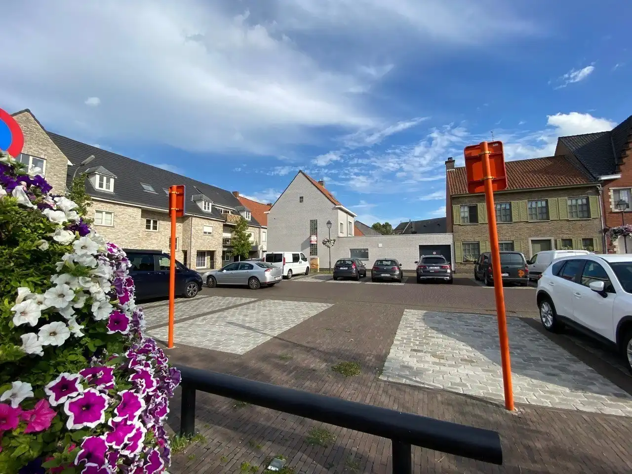 Instapklare hoekwoning met 2 garages 'TE KOOP' te Oeselgem. foto 10