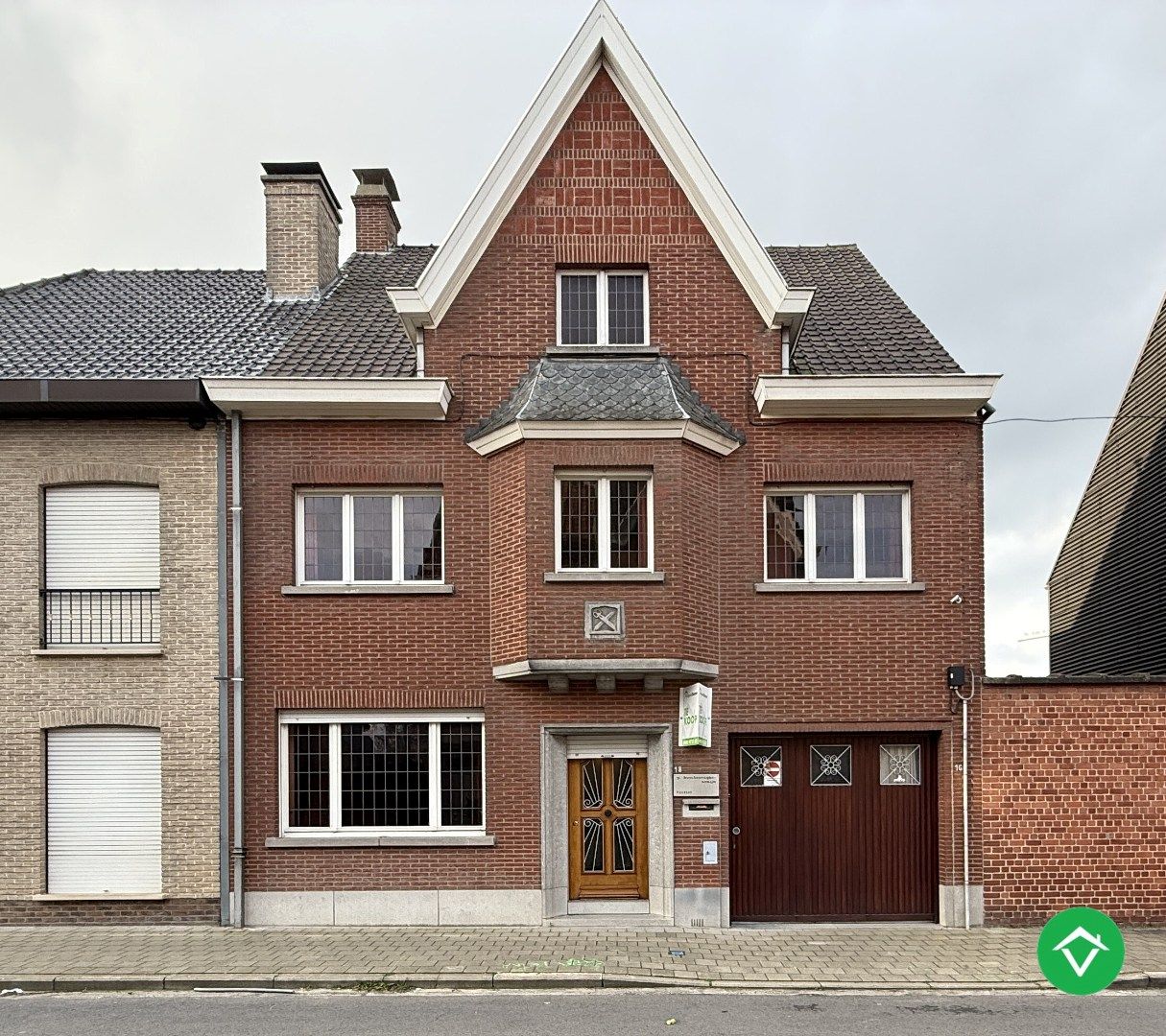 Hoofdfoto van de publicatie: Karaktervolle, stevige woning met 4 slaapkamers, tuin en garage in centrum Roeselare