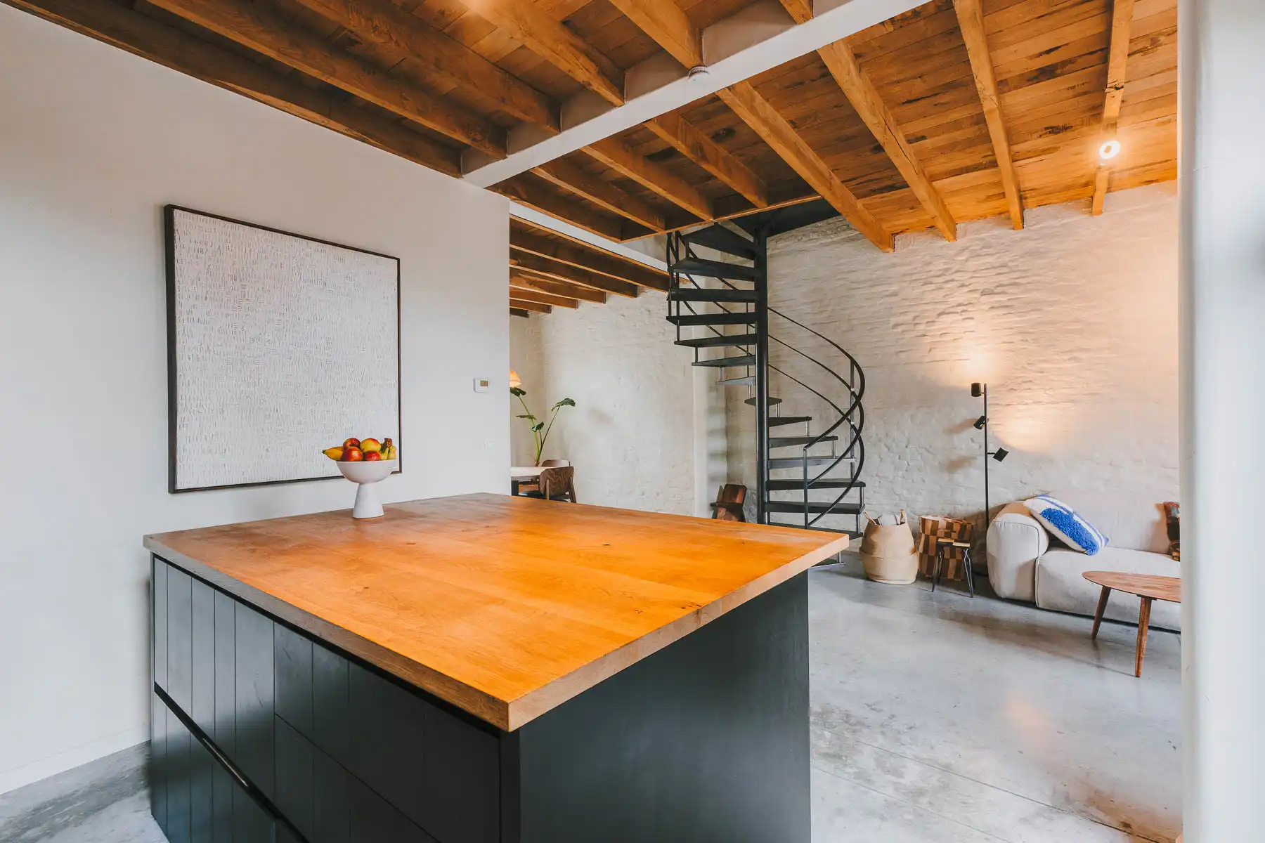 Prachtig gerenoveerde woning met 3 slaapkamers en stadstuin foto {{pictureIndex}}