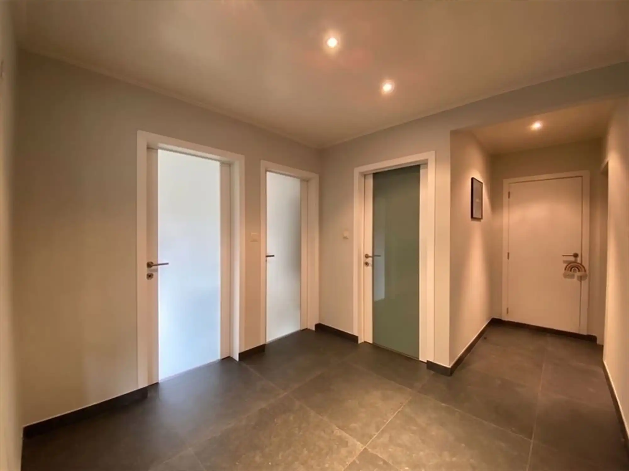Ruim en volledig gerenoveerd appartement met groen uitzicht en garage foto 13