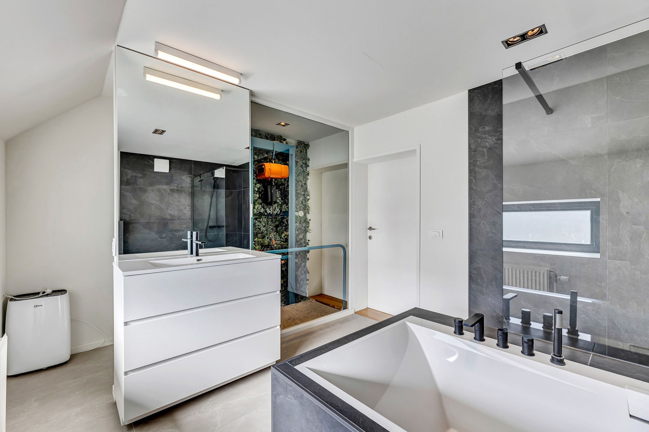 Instapklare woning met garage en tuin nabij station foto 12