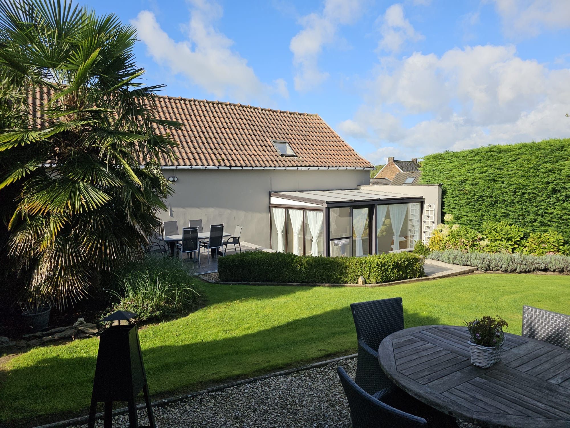 Woning in landelijke stijl met tuin, veranda en ruime garage  foto 5