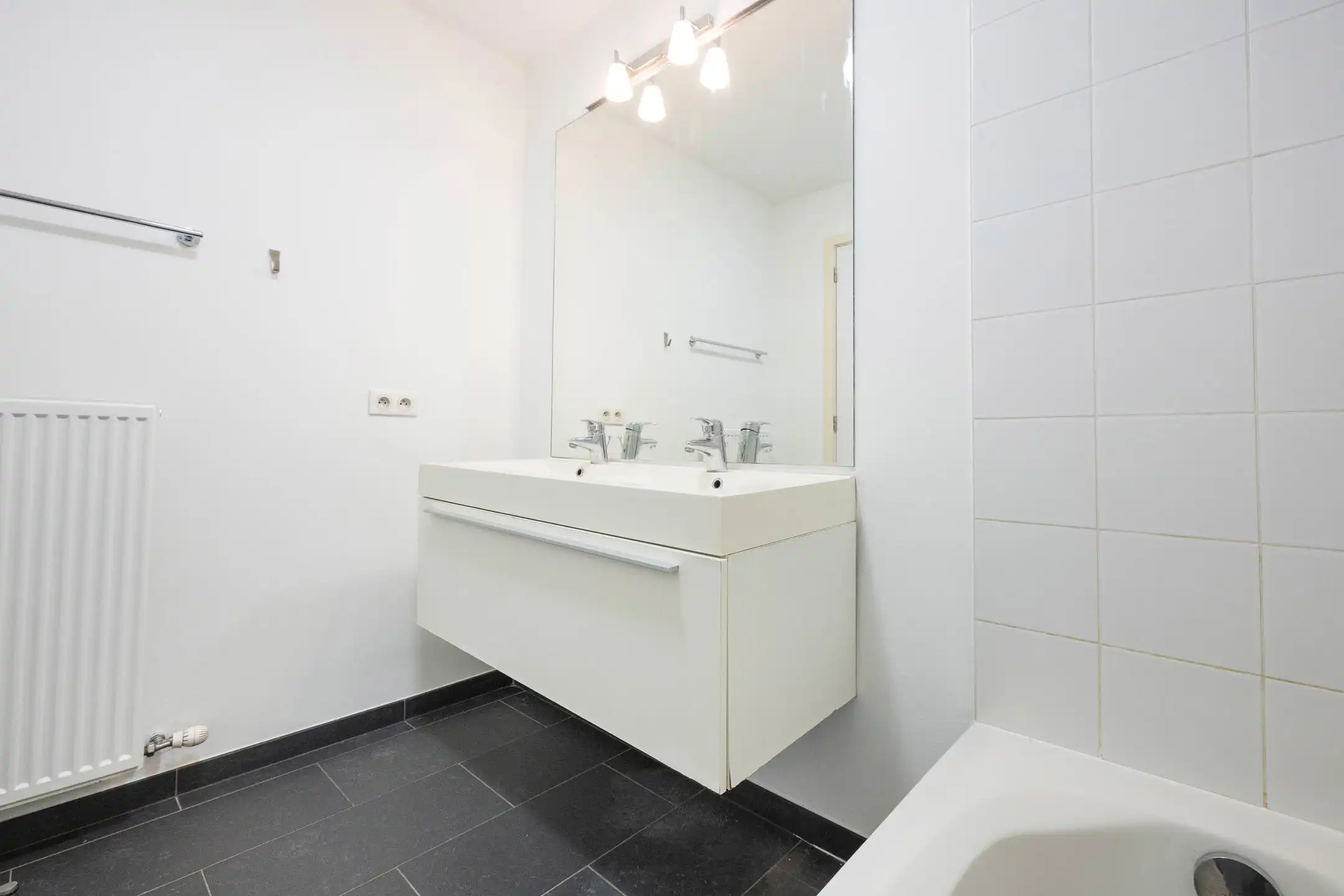 Mooi recent appartement met 2 slaapkamers en parking foto 10