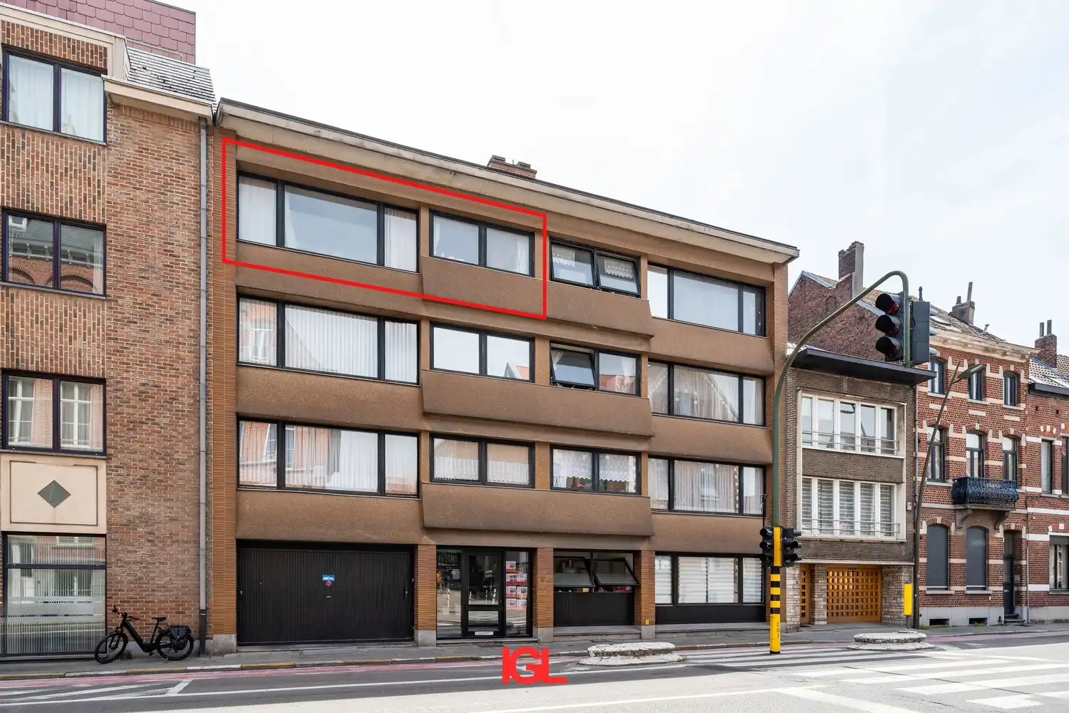 Ruim 3-kamer appartement met garage nabij het centrum van Halle foto 2
