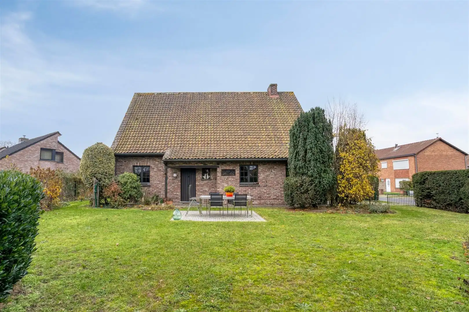 Rustig gelegen open bebouwing met 3 slaapkamers en garage op een perceel van 556 m². foto 24