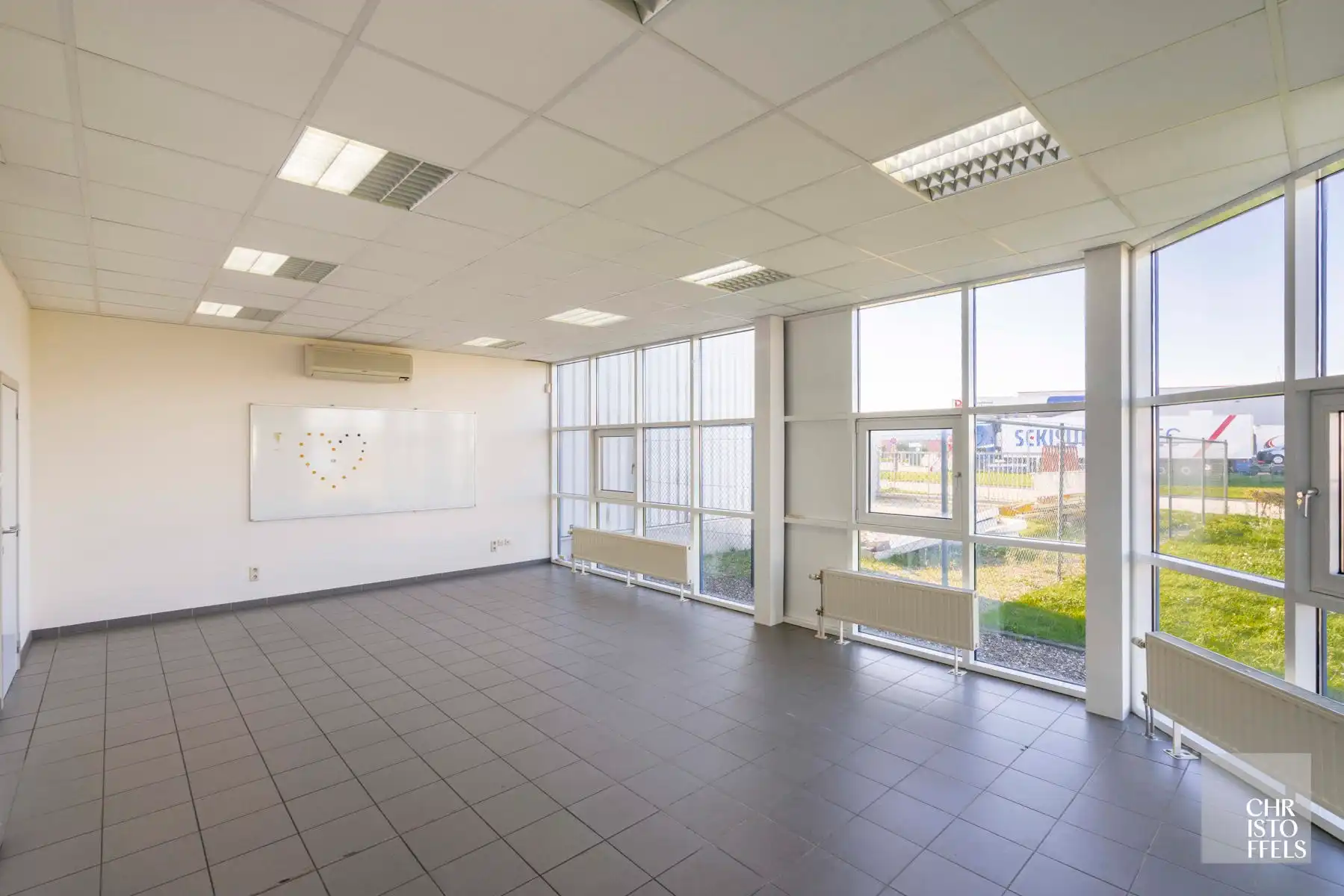 Functioneel bedrijfsgebouw op 4.445m² met magazijn/werkplaats (1.231 m²) en kantoorruimtes (197 m²) nabij de E314 foto 4