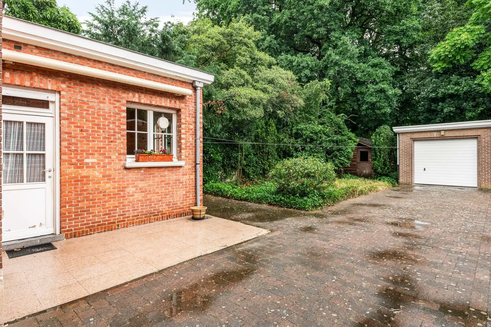 Ruime gezinswoning met 5 slpk en garage foto 17