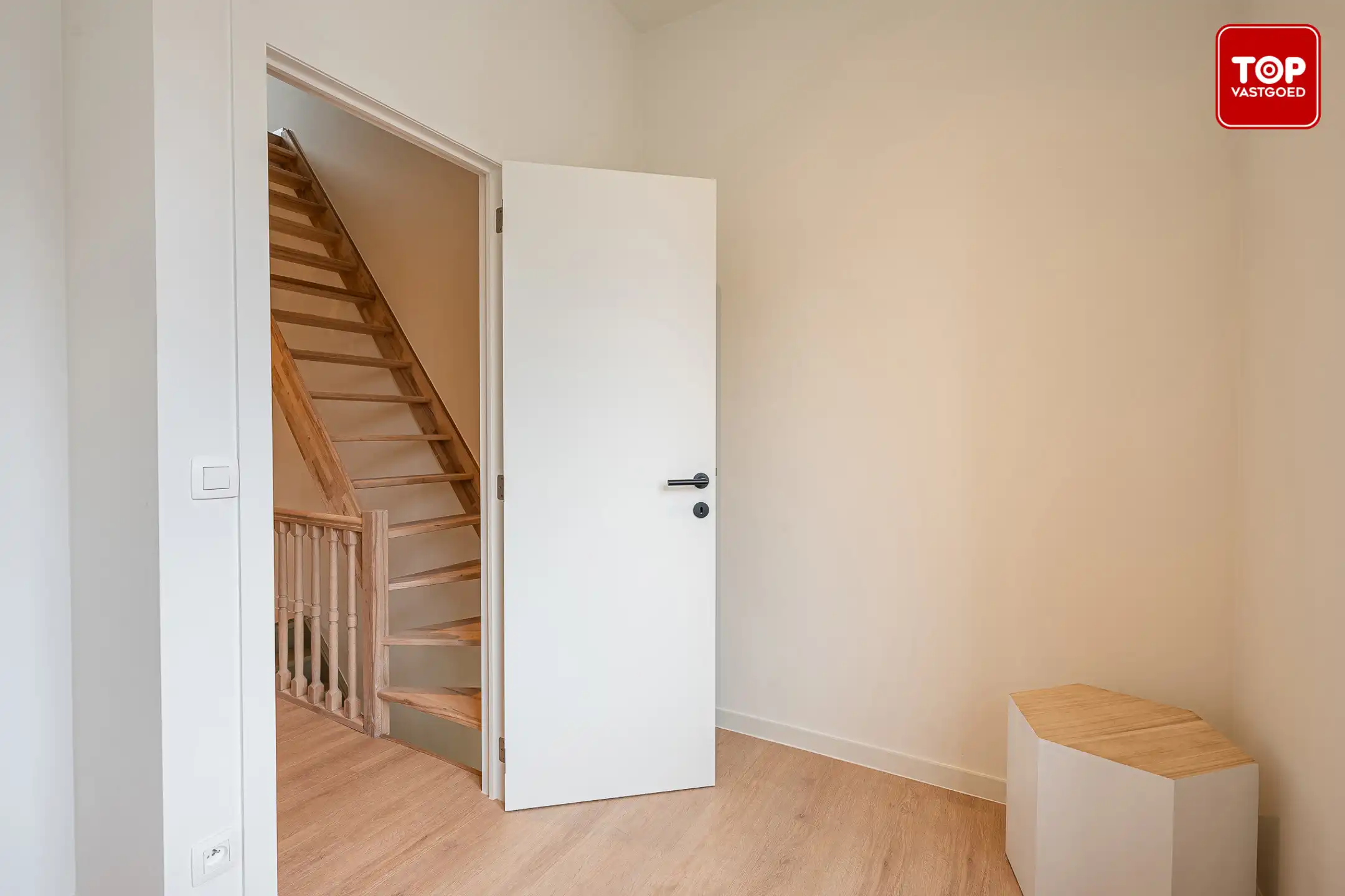 Totaal gerenoveerde woning met 3 slaapkamers, tuin en garage.  foto 16