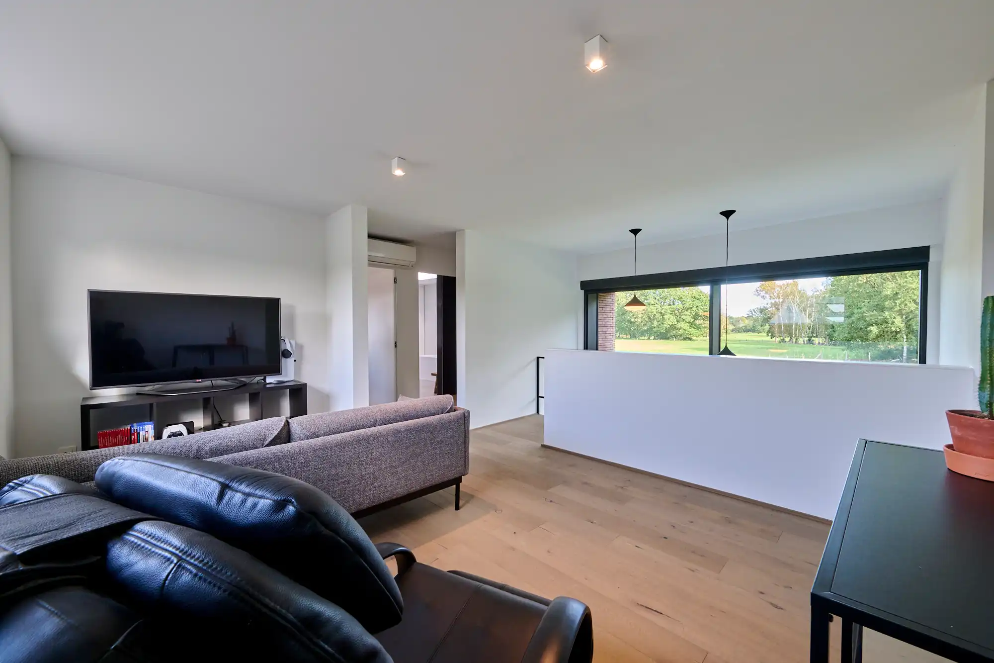 Recente villa op breed perceel prachtig zicht foto 10