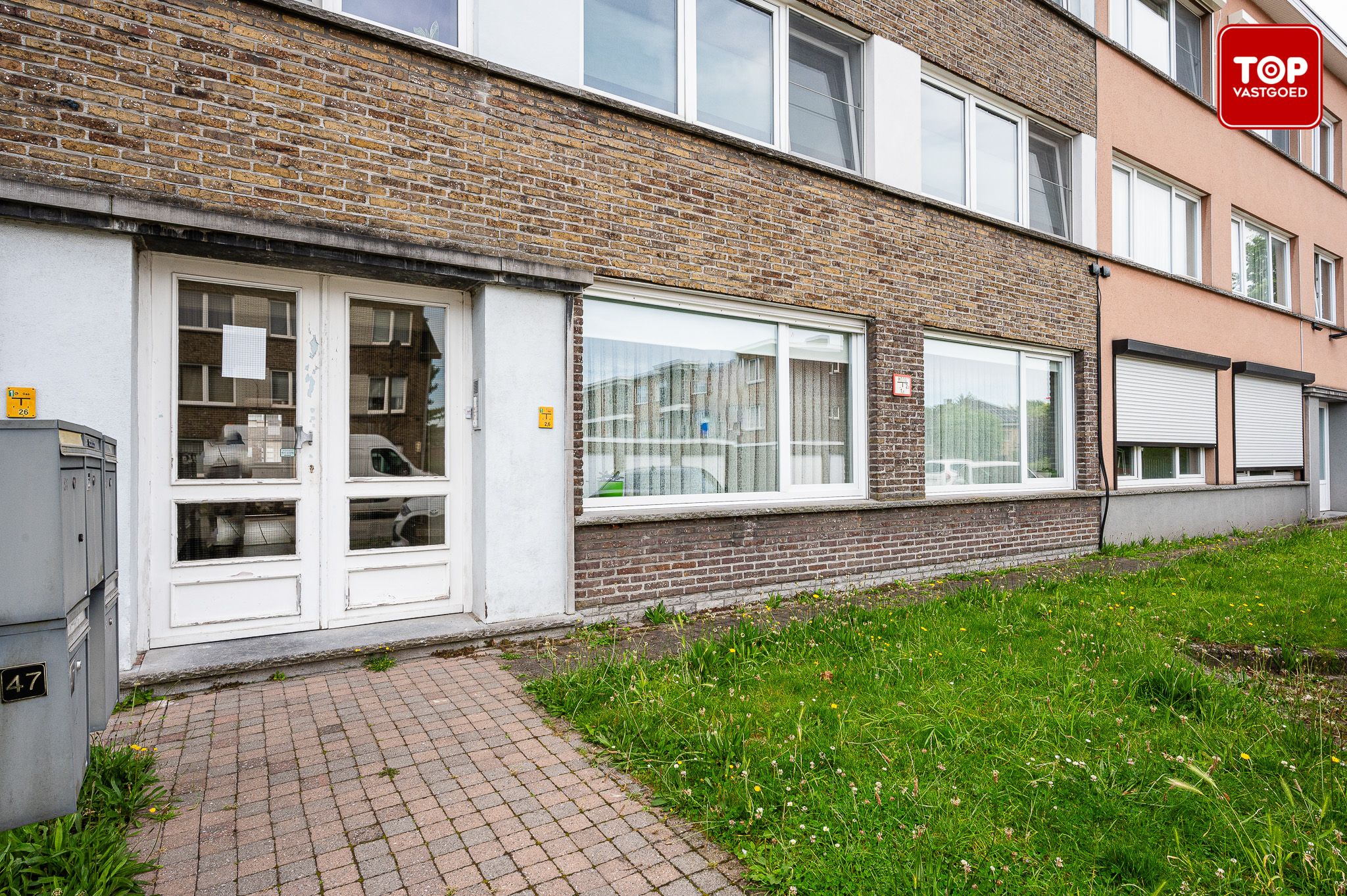 Vernieuwd gelijkvloers appartement met garage foto 23