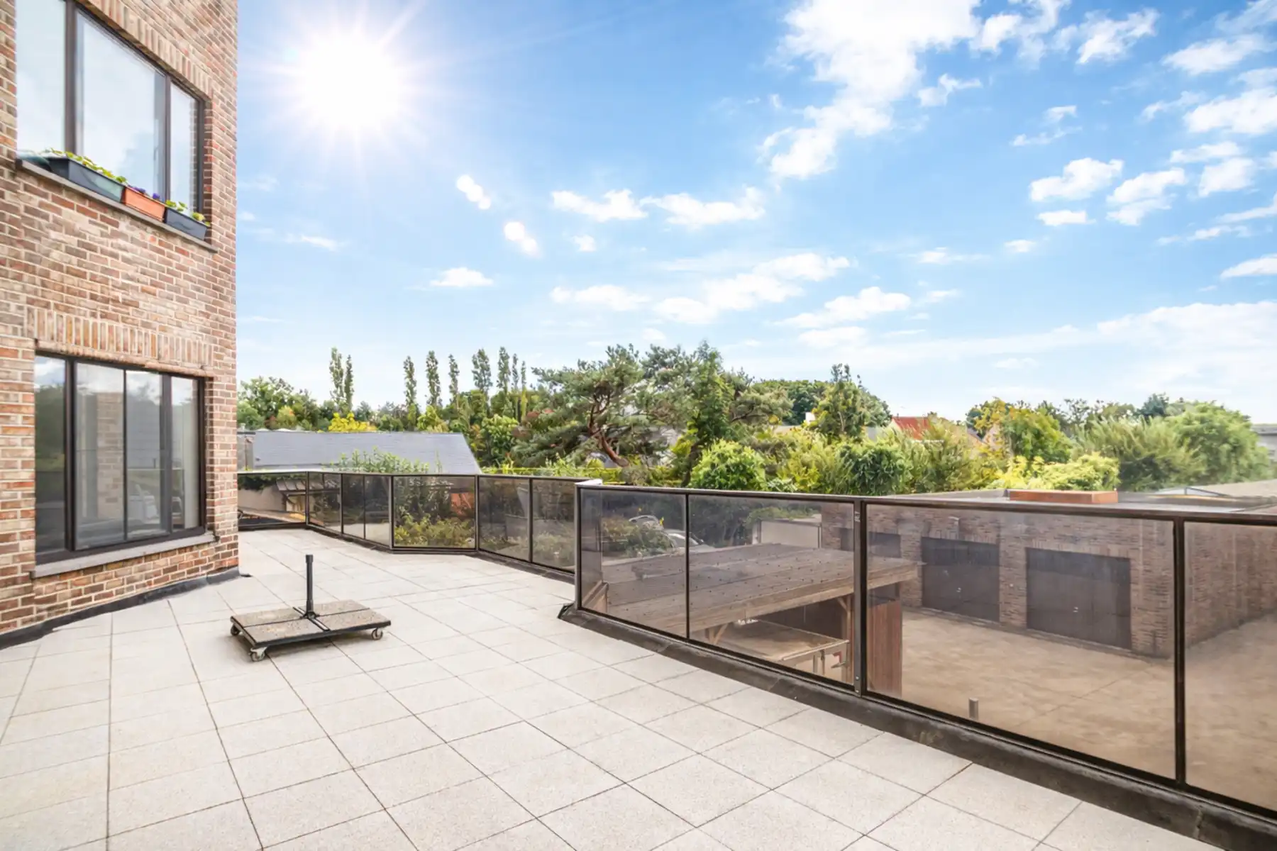 Ruim appartement met 2 slaapkamers, zonnig terras en garage foto 2