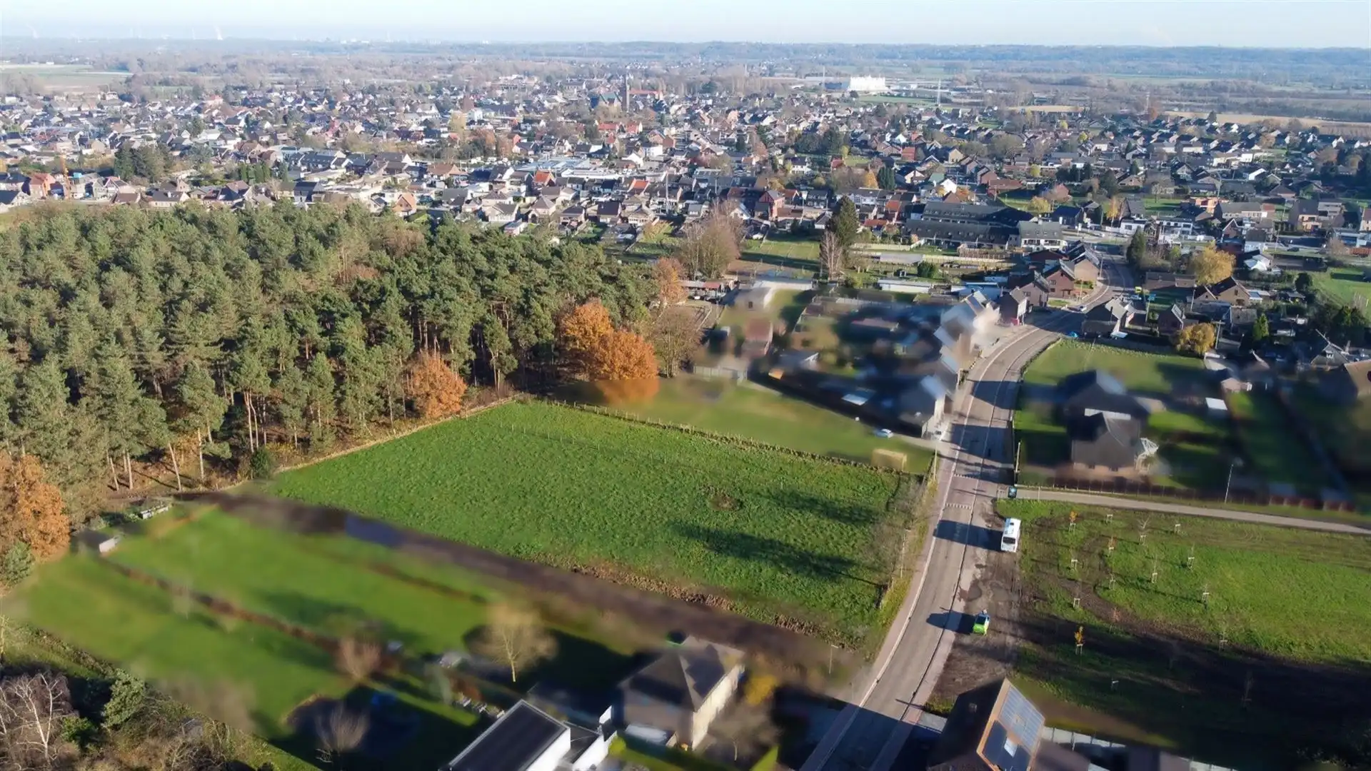 Bouwgrond voor open bebouwing met achterliggende grond langs rustige bosrand te Rekem! foto {{pictureIndex}}