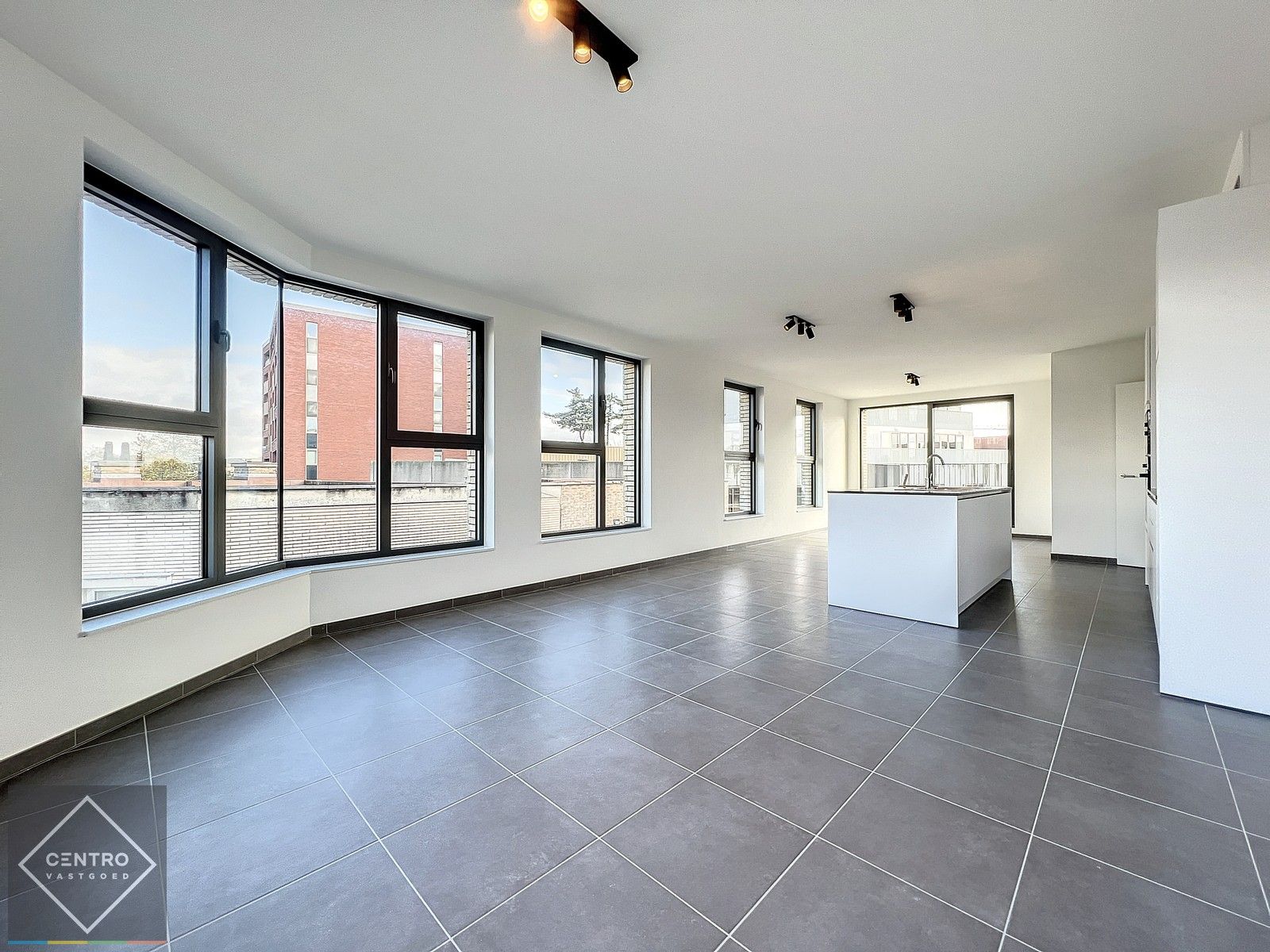 NB-appartement (103m²) met RUIM zonneterras (26m²) pal in het CENTRUM van Kortrijk ! Aankoop aan 6% BTW mogelijk! foto 7