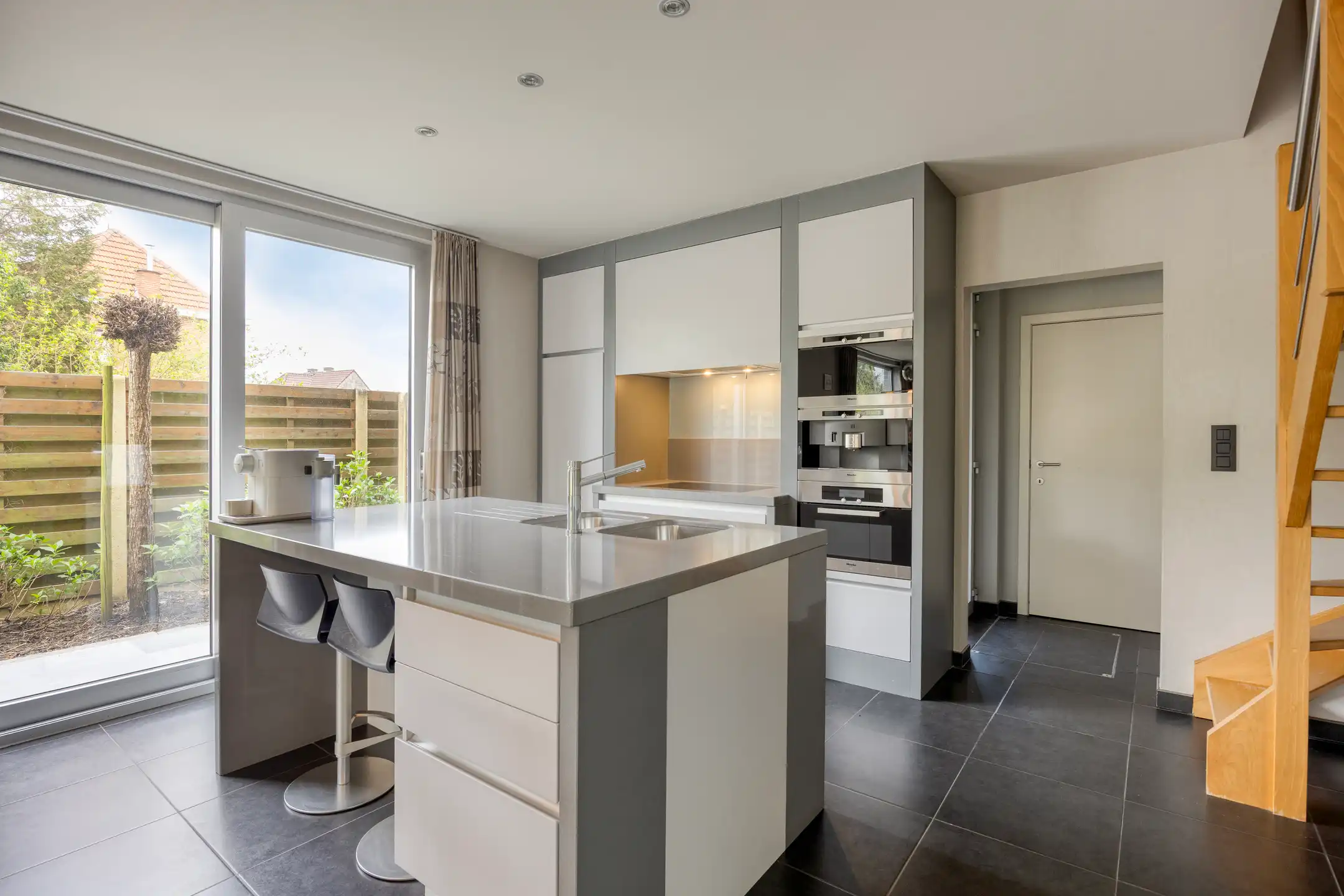 Moderne halfopenbebouwing op een rustige centrale locatie foto 3