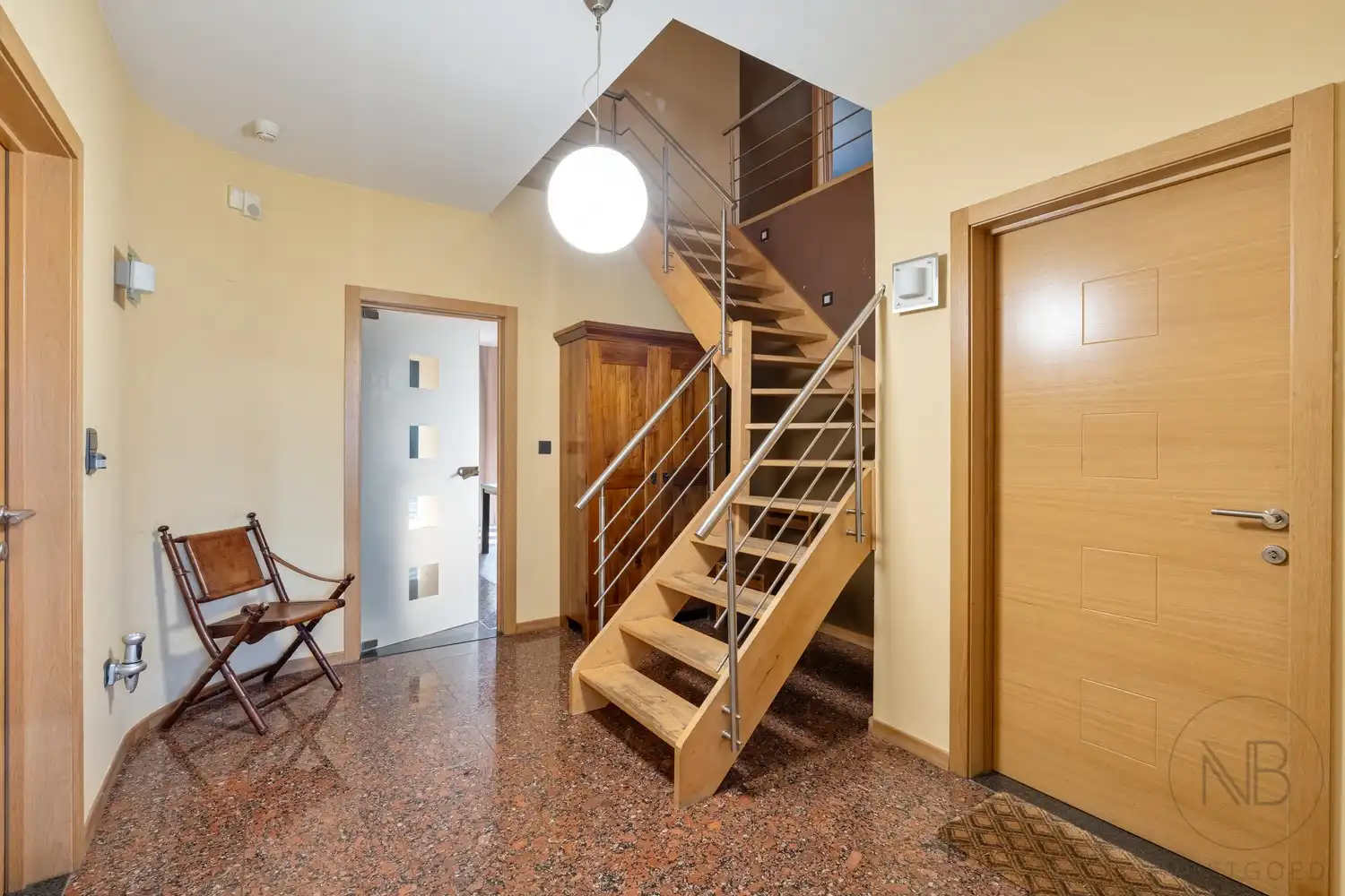 Ruime zuiderse gezinswoning  met 3 slaapkamers foto 7