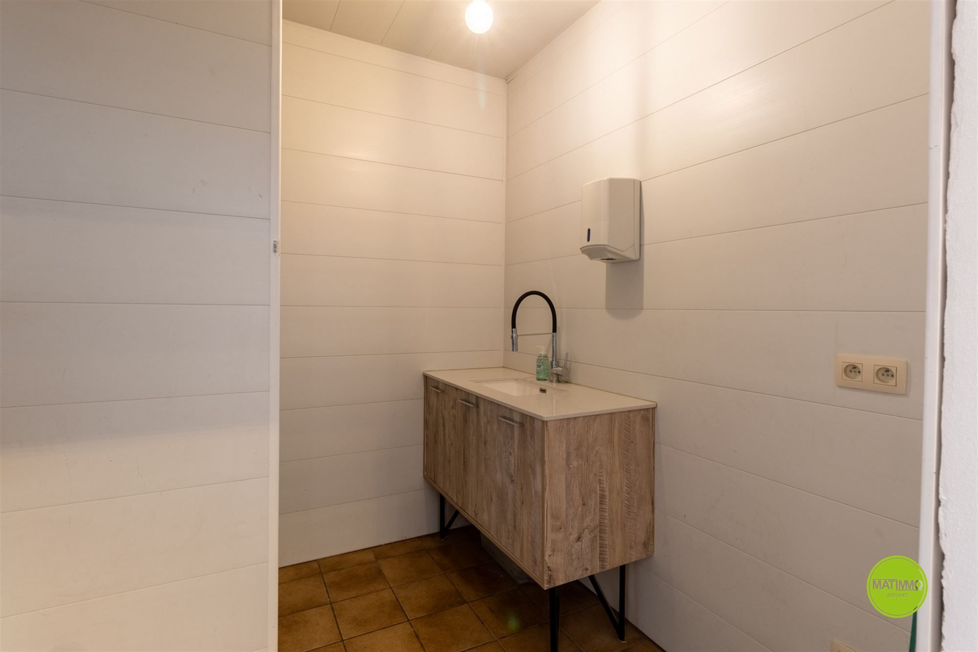 Handelshuis met woonruimte in hartje Beverlo foto 15