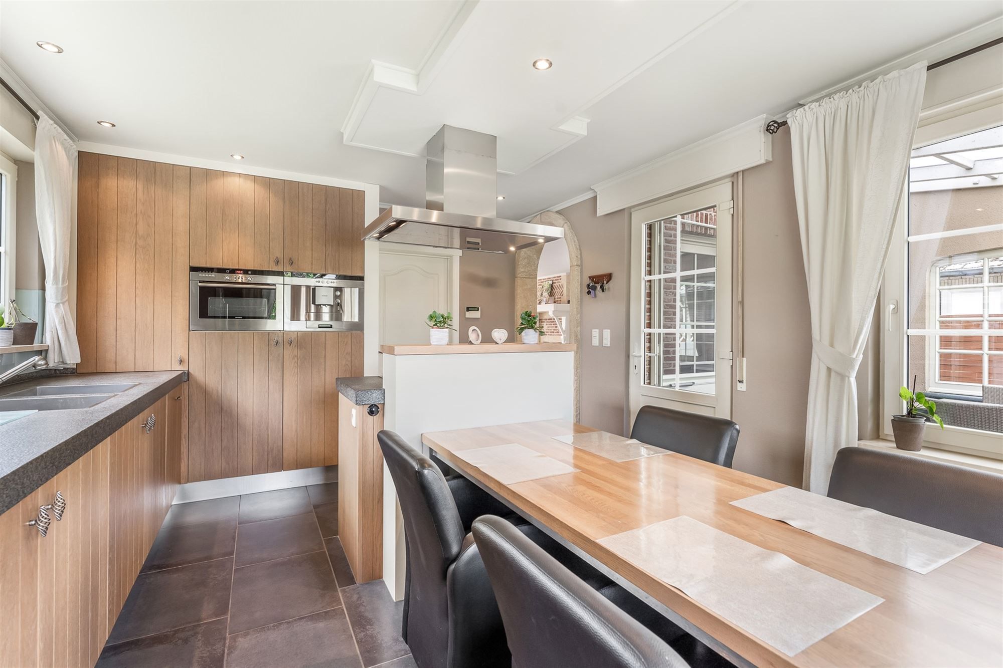 Energiezuinige woning met verwarmd zwembad en ruime garage op ideale ligging foto 10