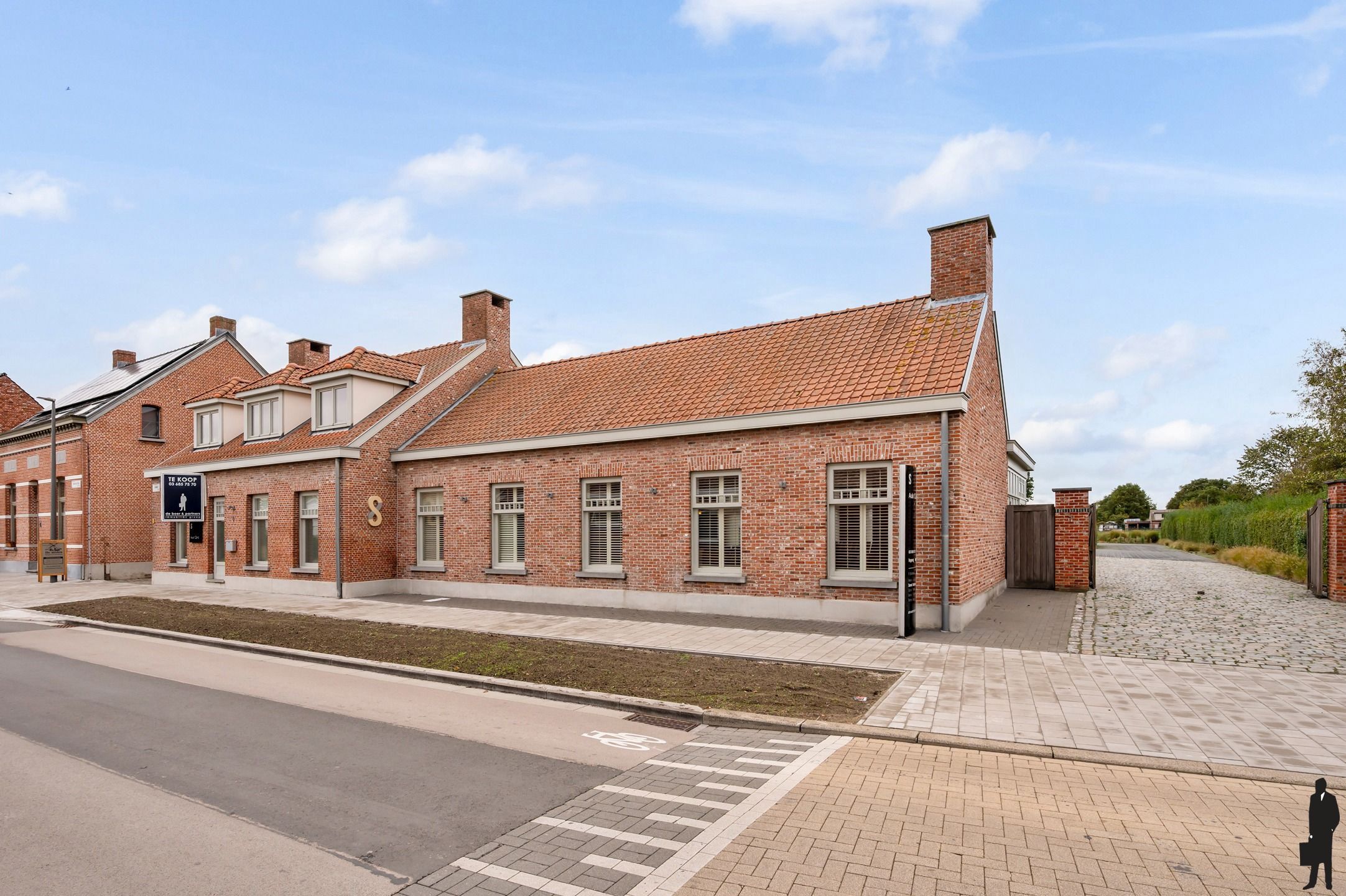 Polyvalent gebouw met 60 parkeerplaatsen en appartement! foto 28