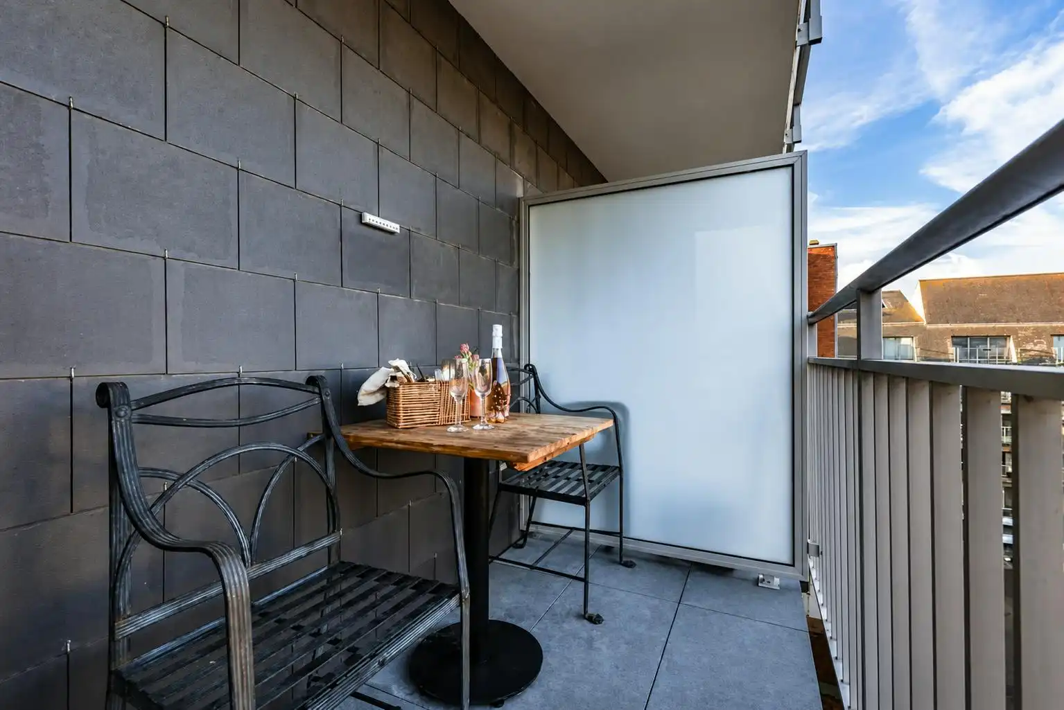 Ruime gerenoveerde studio met terras vlakbij de Zeedijk foto 11