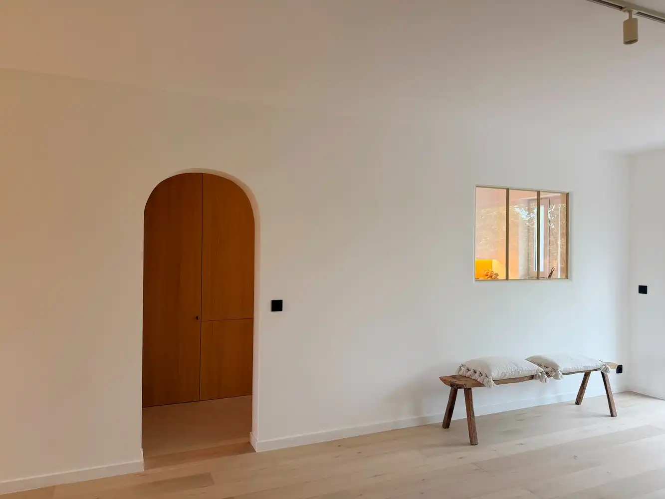 Bijzonder aantrekkelijk gerenoveerd appartement langs de Coupure met hoogwaardig gerenoveerd interieur en twee terrassen foto 2
