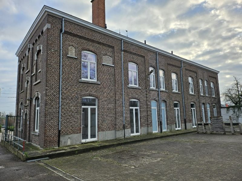 Gerenoveerde woning met garage foto {{pictureIndex}}