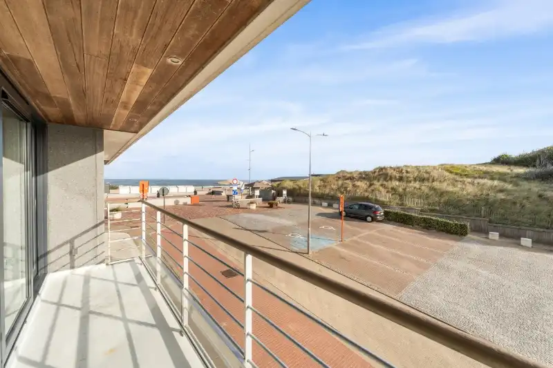 Luxueus appartement met breed terras en zijdelings zeezicht foto 2