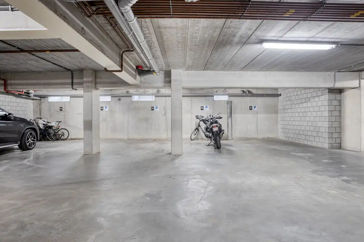 Casco kantoor-/handelsruimte van 724 m² met 7 parkings en kelderbergingen in het centrum. foto 23