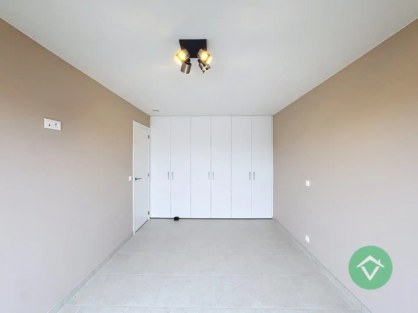 Volledig geschilderd Instapklaar appartement met garage in centrum Koekelare foto 17