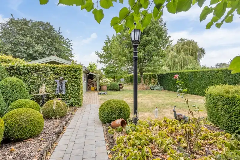 Luxueuze, halfopen bebouwing met 3 slaapkamers, inpandige garage en een prachtige tuin foto 3