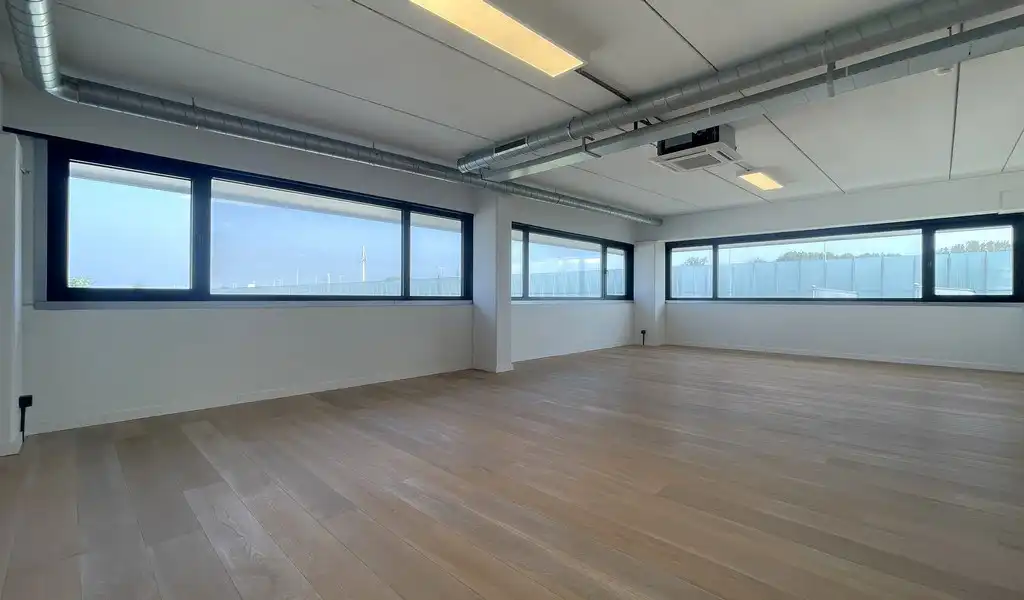 Modern afgewerkte kantoorruimte te huur in Burcht foto 9