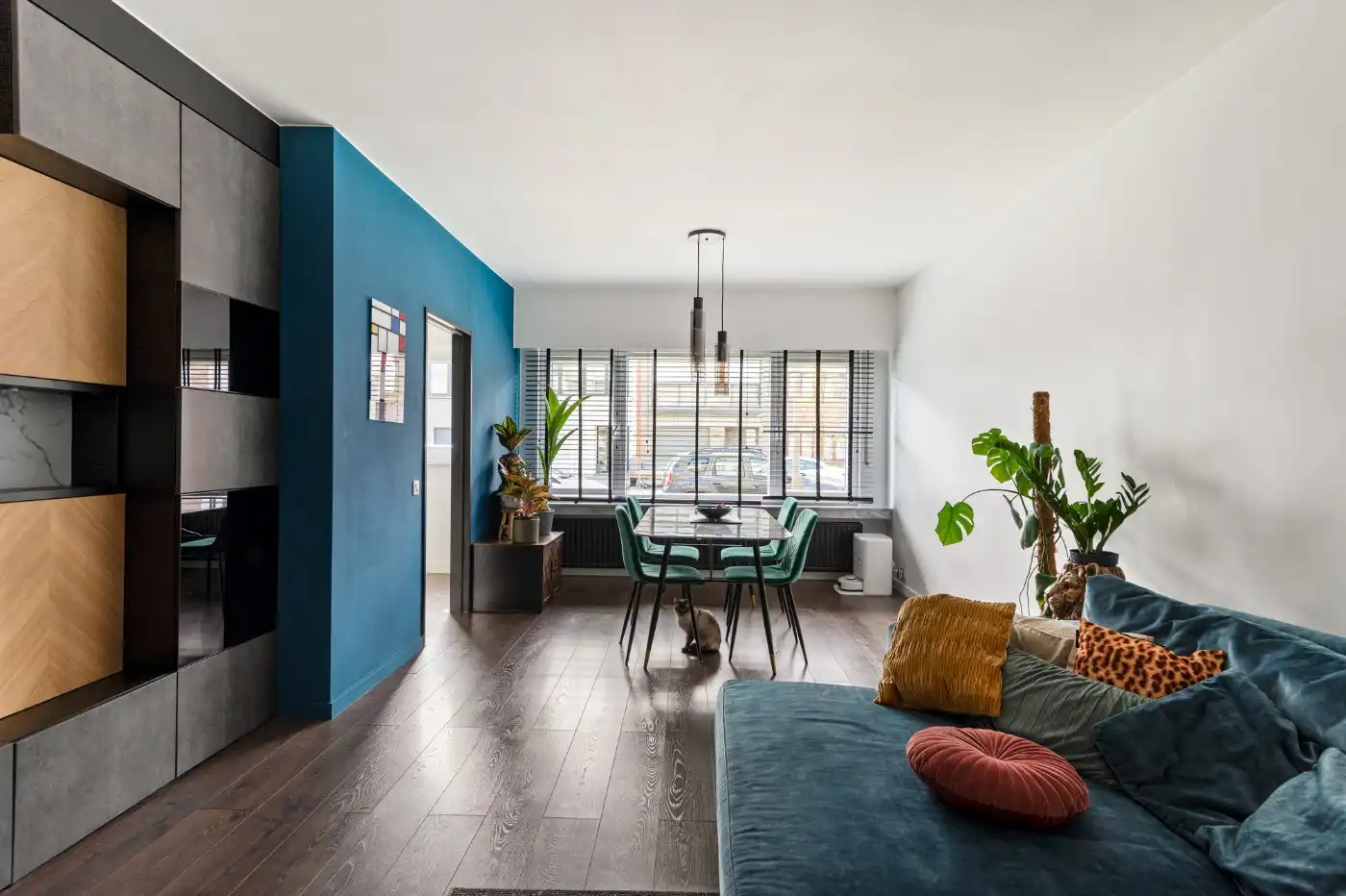 Keurig gerenoveerd, gelijkvloers appt. met 2 slpk., terrasje en garagebox foto 2