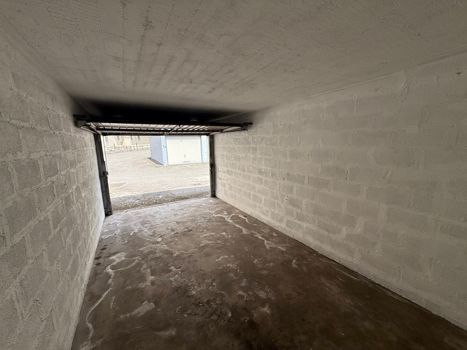 Gesloten garagebox met slagboombeveiliging foto 3