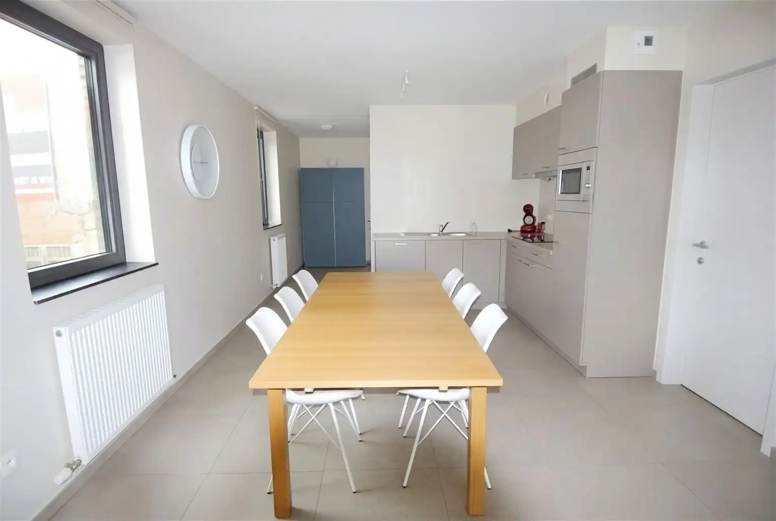 Duplex-appartement met 2 slaapkamers en bureau, terras, autostaanplaats en kelderberging. foto 3