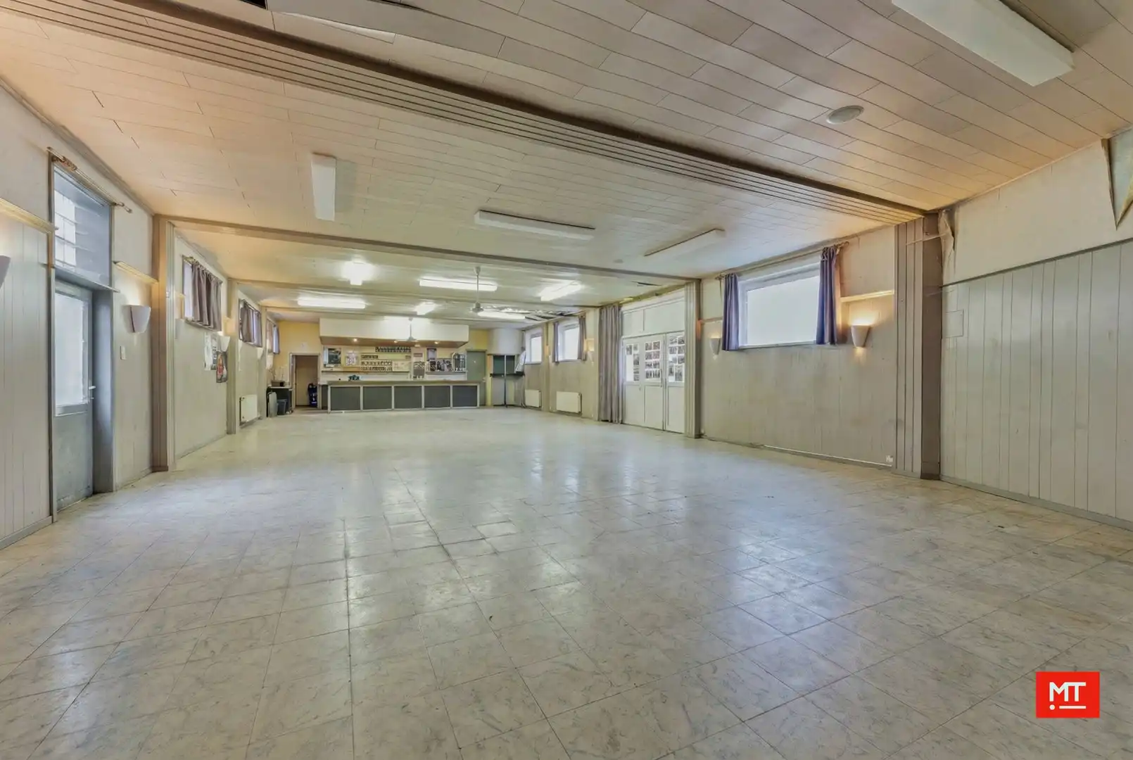 Bijzonder ruim gebouw met magazijn in de dorpskern van Zandvoorde (Zonnebeke) foto 19