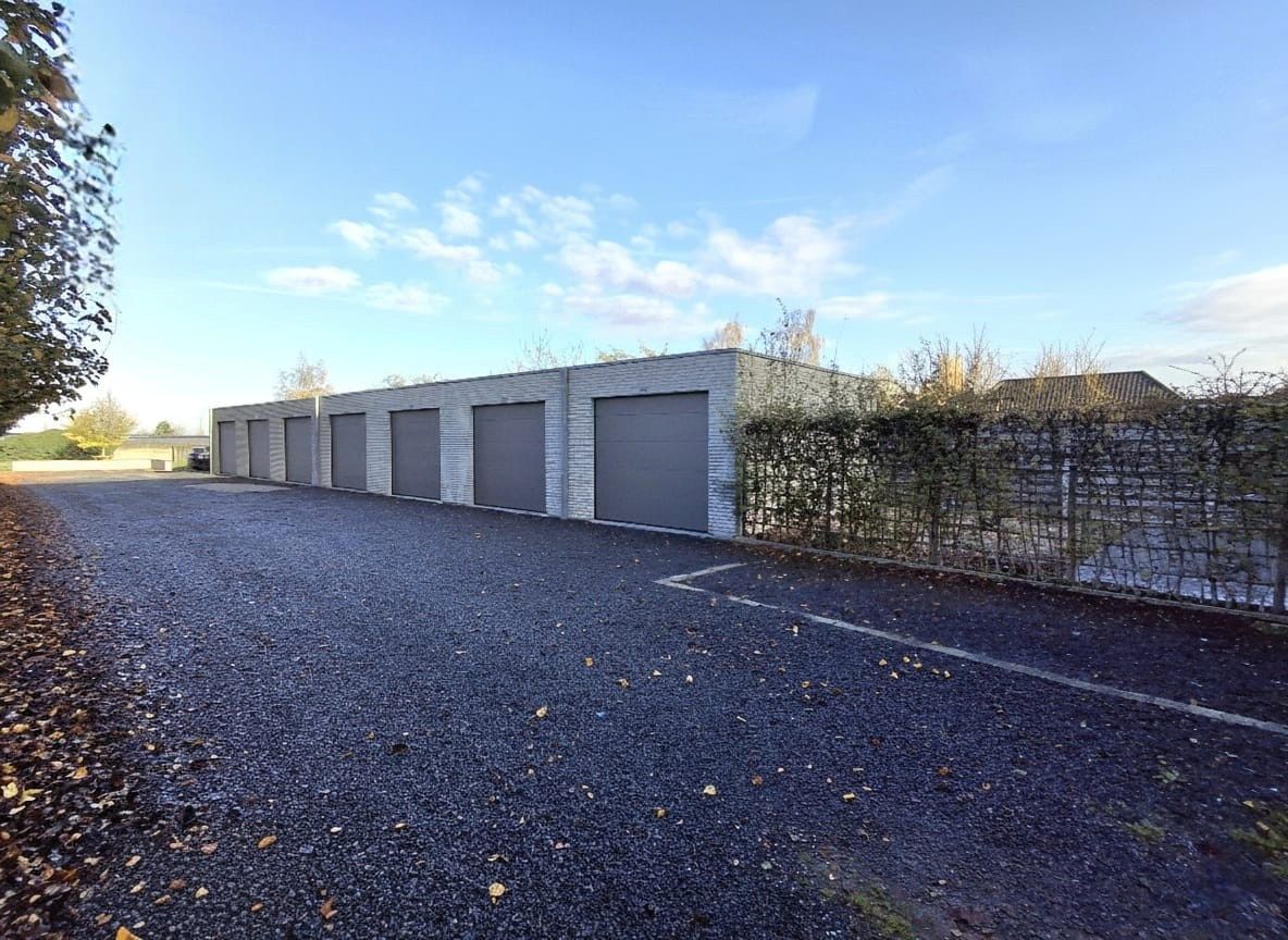 KWALITATIEF AFGEWERKT GELIJKVLOERSAPPARTEMENT MET 2 SLPKS | GARAGEBOX EN AUTOSTAANPLAATS foto 7